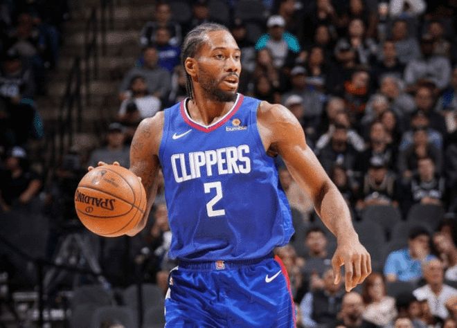 足球巴萨主帅称赞中场新核：不可替代（巴萨主帅力赞中场新核：无可替代）