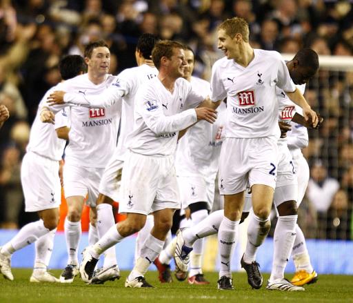 詹姆斯篮板抢断关键时刻锁定胜局（关键时刻，詹姆斯以篮板与抢断锁定胜局）