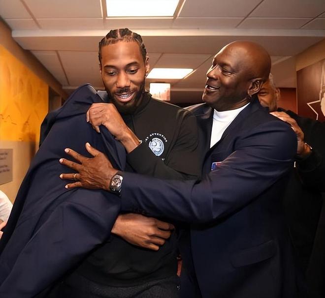 用波杰换下斯潘塞？科尔：斯潘塞打了很久，波杰打得也很好啊（科尔谈是否用波杰替下斯潘塞：斯潘塞出场已久，波杰同样表现出色）