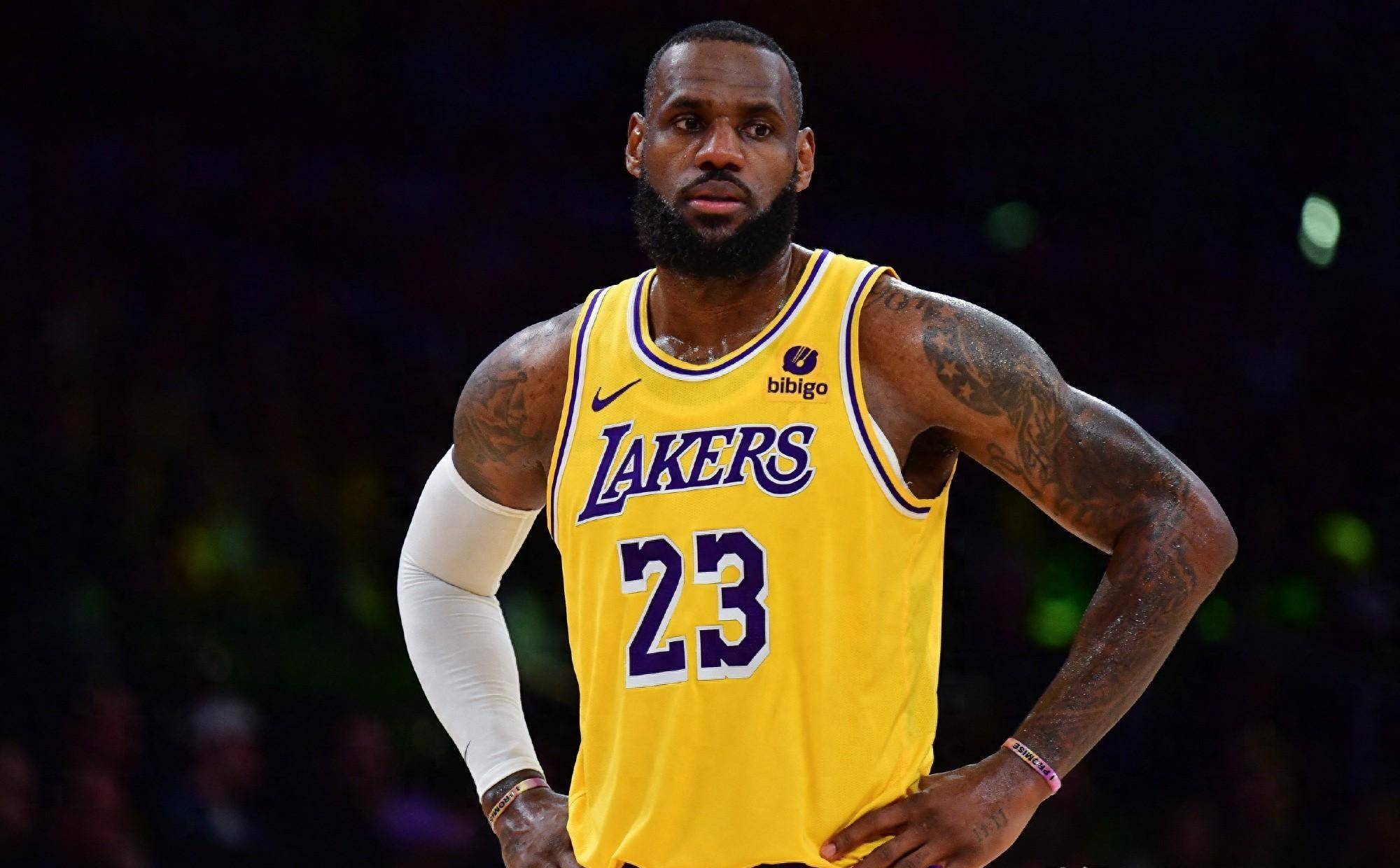 海港举办赛季总结会，王燊超乘直升机带冠军奖杯入场（海港赛季总结会：王燊超乘直升机捧杯亮相）