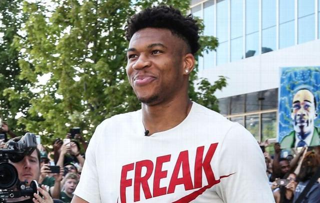 🔥梦回巅峰！哈登三分16中10轰赛季新高55分（💥三分雨倾盆！哈登外线16投10中狂飙赛季新高55分）