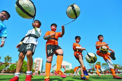 14岁少年钟英杰残特奥会夺金庆生（14岁小将钟英杰残特奥会摘金，为生日献礼）