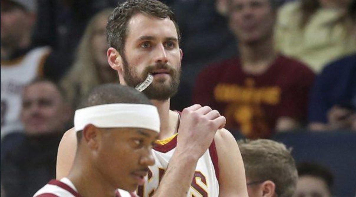 骑士本赛季吃到11场败仗时仅取14胜，上赛季为56胜11负（骑士本季仅14胜11负，上季曾达56胜11负）