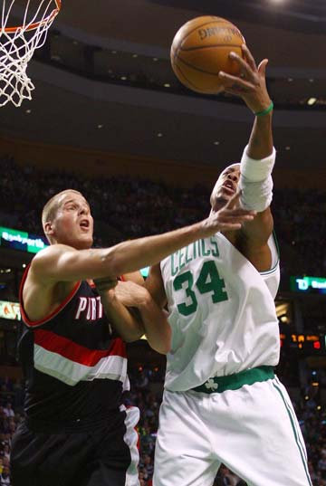 诺伊尔：没考虑重返德国队，希望活在当下和拜仁一起奋斗（诺伊尔：不考虑回归国家队，专注当下，与拜仁并肩作战）