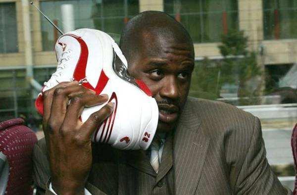 气得双手握拳！（怒得握紧拳头！）