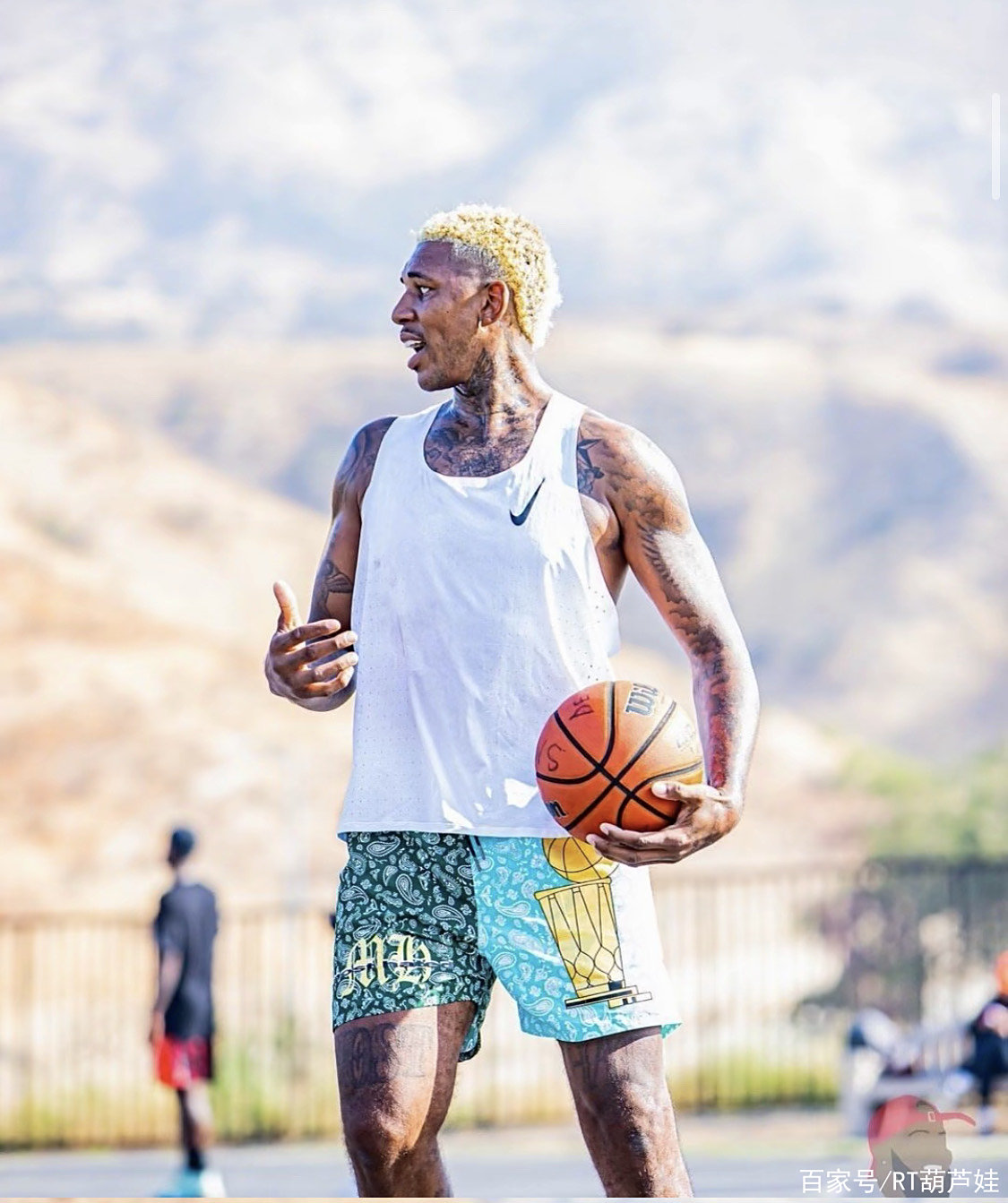 小孩哥！17岁卡尔成为欧冠最年轻连续3场进球球员（17岁小将卡尔欧冠三连场进球，成史上最年轻达成者）