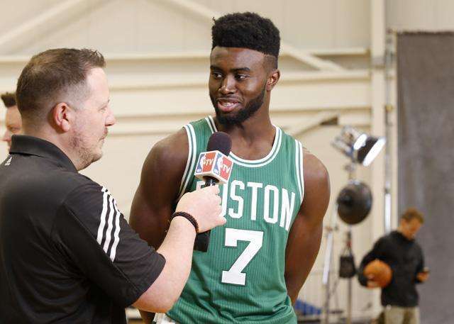 记者：奥斯卡身边人认为他没法继续踢球了，他在体能测试时突感不适（记者：奥斯卡身边人士称他或已无法再踢球，体能测试中突感不适）