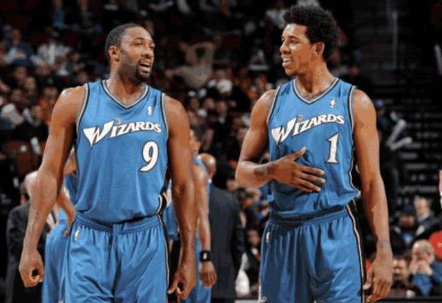 跟队：多特在与狼队谈法比奥-席尔瓦转会，预计本周将加速（队记：多特与狼队就法比奥-席尔瓦转会洽谈中，本周有望加速推进）